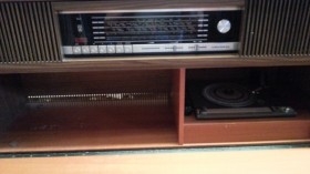 Tocadiscos. Radio en mueble. Equipo completo de radio y tocadiscos. Emblemático mueble años 60-70.