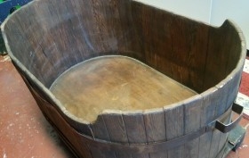 Bañera en madera. Estilo medieval. Buen estado general. Impresionante.