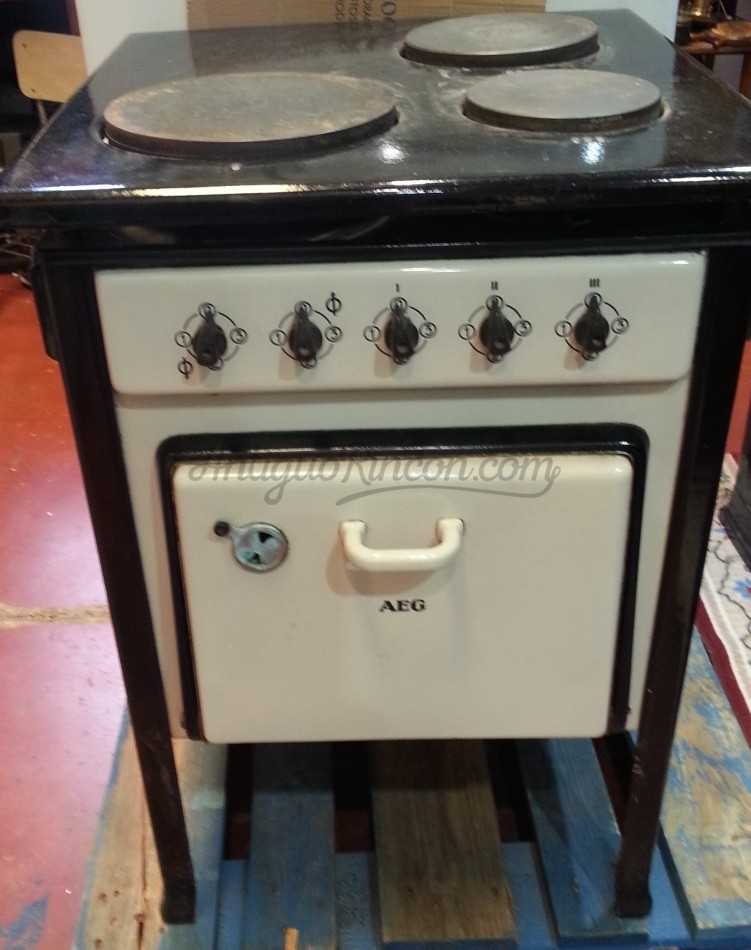 Cocina eléctrica. Años 50. Completa. Con 3 fogones. Magnífica. Cocina eléctrica. Años 50. Completa. Con 3 fogones. Magnífica.
