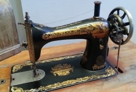Máquina de coser antigua. Marca Singer. Años 30. con mesa hierro personalizada.