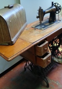 Máquina de coser antigua. Marca Singer. Años 30. con mesa hierro personalizada.