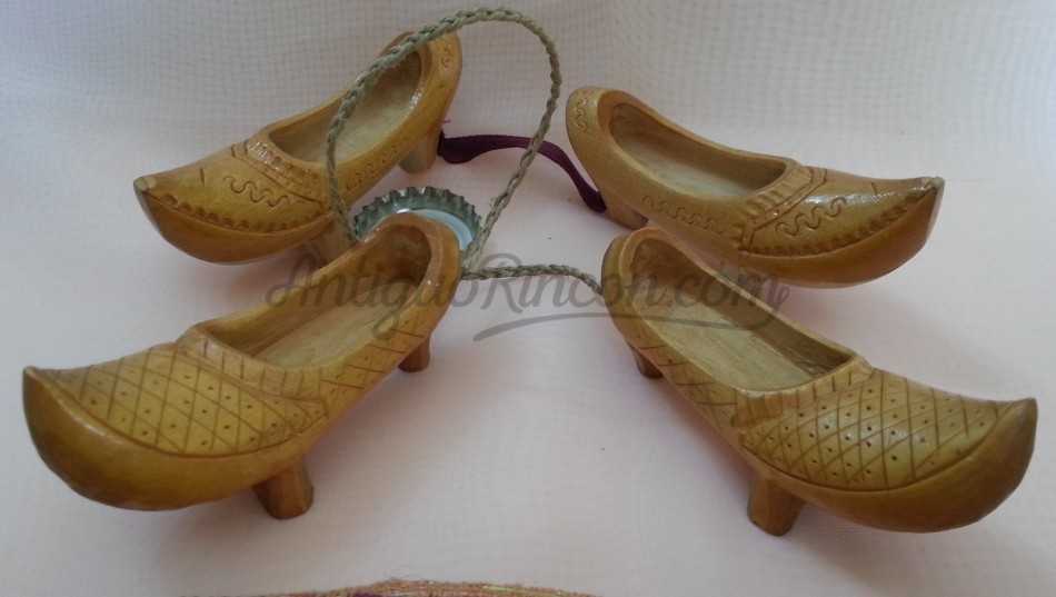 Zuecos en miniatura. Colección de 2 parejas. Madera. Artesanía Zuecos en miniatura. Colección de 2 parejas. Madera. Artesanía