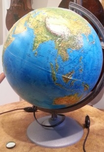 Globo terráqueo. Bola del mundo de los años 90. Con luz propia.