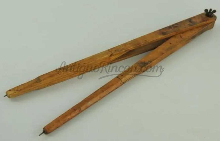 Compás de madera de vieja escuela. Emblemático objeto. Compás de madera de vieja escuela. Emblemático objeto.