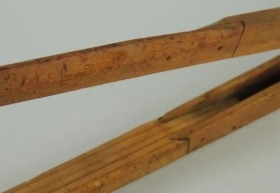 Compás de madera de vieja escuela. Emblemático objeto.