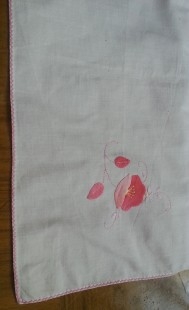 Mantel. Flores rosas. Cuadrado. 83 cm por lado.