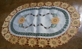 Tapete artesanal. Flores amarillas. 42 cm * 30 cm. Mantel.