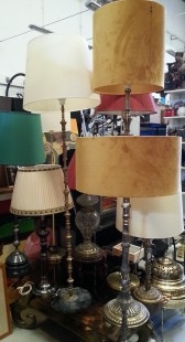 Lámparas antiguas o vintage. Gran cantidad de lamparas de pie