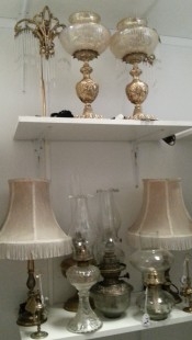 Lámparas antiguas o vintage. Gran cantidad de lamparas de pie