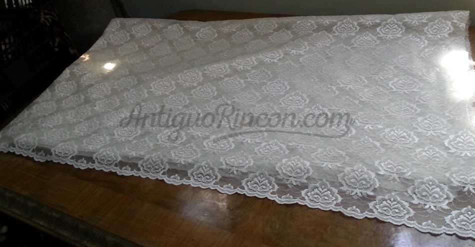 Tela retal. Encaje color blanco. 260 cm * 214 cm. Retales.