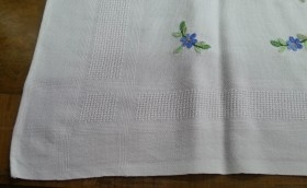 Mantel. Color blanco. Bordado con flores. 68 cm * 70 cm.
