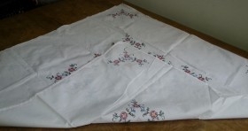 Mantel. Color blanco. Bordado con flores. 80 cm * 80 cm.