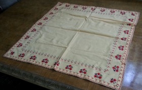 Mantel. Color amarillo. 68 cm * 65 cm. Con filigranas rojas.