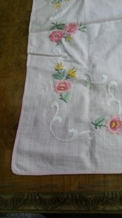 Mantel. Color rosa. 73 cm * 71 cm. Flores bordadas.