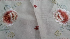 Mantel. Color rosa. 73 cm * 71 cm. Flores bordadas.