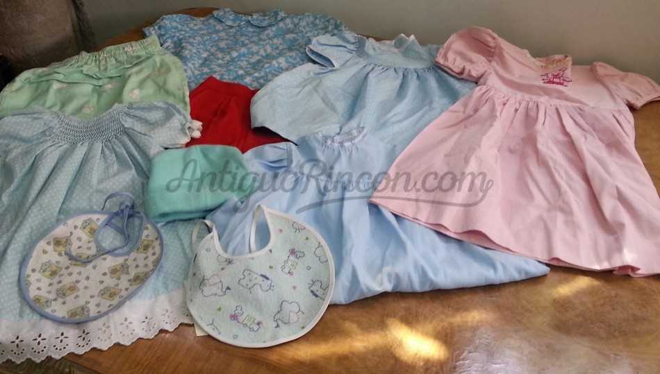 Ropa de bebé. Diferentes conjuntos para alquilar a productoras. Ropita de niño.