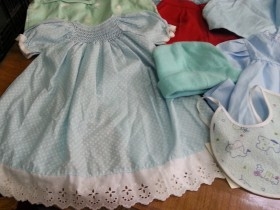 Ropa de bebé. Diferentes conjuntos para alquilar a productoras. Ropita de niño.