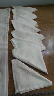 Mantelería. Mantel hilo bordado. 228 cm * 178 cm con servilletas.