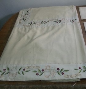 Mantelería. Mantel hilo bordado. 216 cm * 168 cm con servilletas.