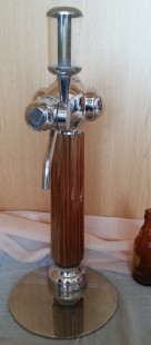 Columna Cervecera. Marca Lison. Bronce blanco con remates en madera.