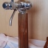 Columna Cervecera. Marca Lison. Bronce blanco con remates en madera.