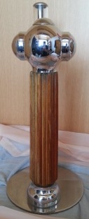 Columna Cervecera. Marca Lison. Bronce blanco con remates en madera.