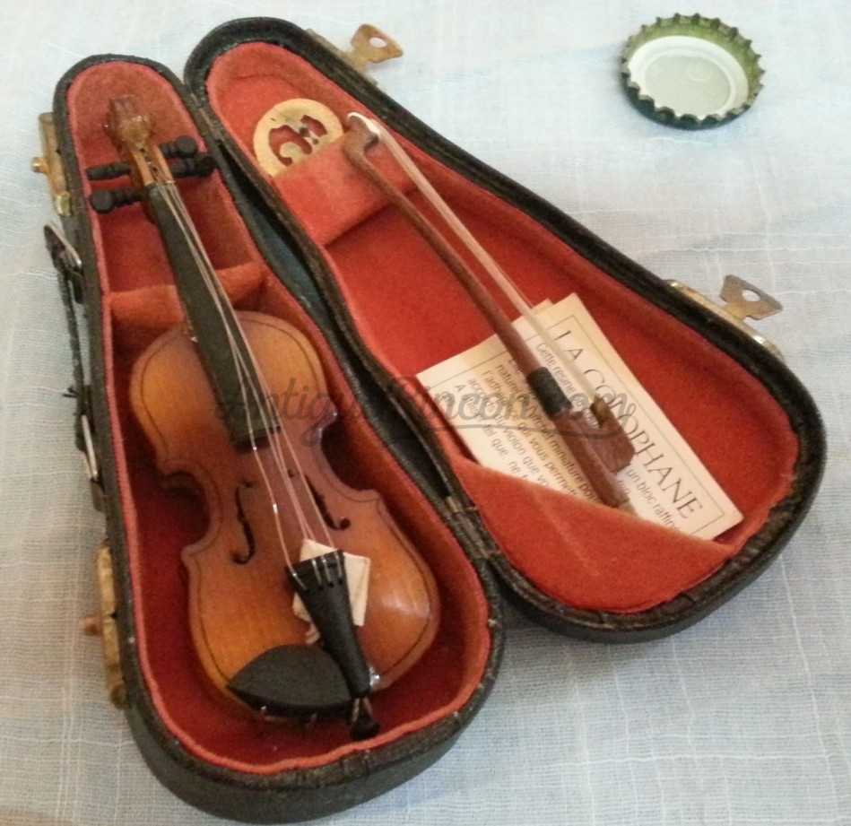 Violín. Miniatura. Con su funda original.