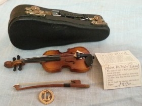 Violín. Miniatura. Con su funda original.