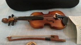 Violín. Miniatura. Con su funda original.