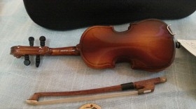 Violín. Miniatura. Con su funda original.