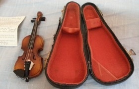 Violín. Miniatura. Con su funda original.