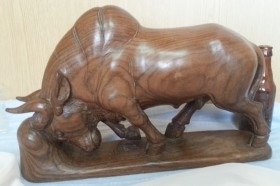 TORO. Escultura tallada en noble madera. Gran calidad.