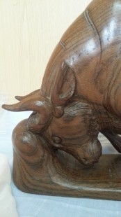 TORO. Escultura tallada en noble madera. Gran calidad.