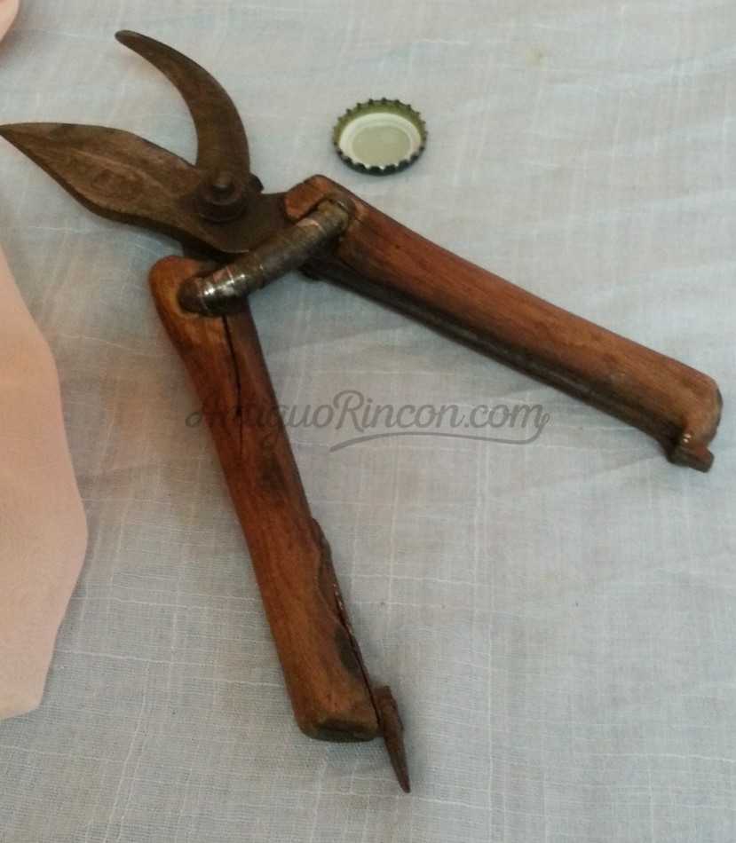 Tijeras podadoras de jardinería. Antigua y rústica herramienta. Tijeras podadoras de jardinería. Antigua y rústica herramienta.