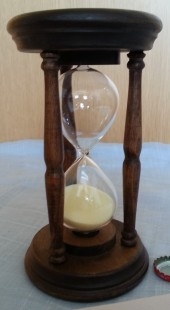 Reloj de arena en madera de marquetería. 15 minutos.