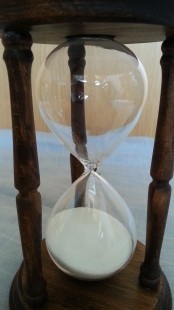 Reloj de arena en madera. 15 minutos.