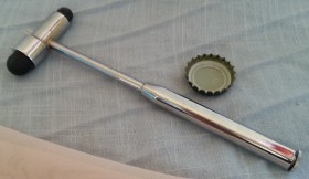Martillo percutor de diagnóstico de reflejos . Instrumental médico.