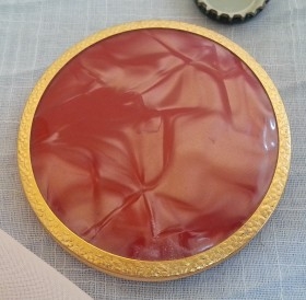 Polvera vintage. En metal dorado y tapa nacarada.