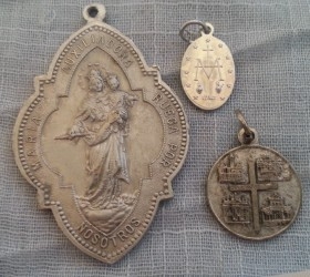 Medallas religiosas viejitas. 3 Unidades.