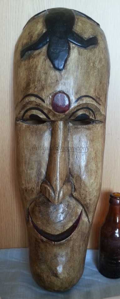 Máscara India de madera tallada. Preciosa.