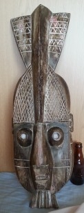 Máscara africana de madera policromada. Preciosa.