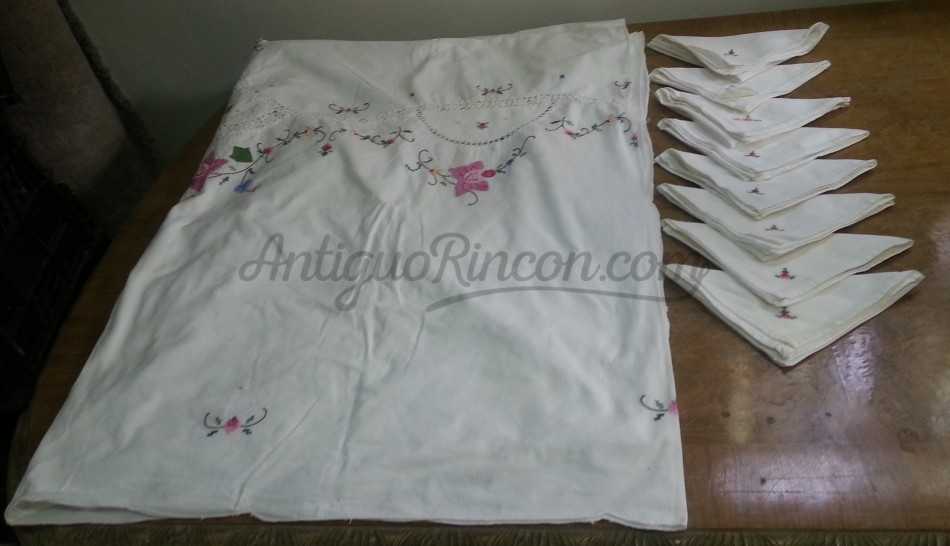 Mantelería. Mantel 170 cm * 242 cm. bordado punto de cruz cpn 8 servilletas. Mantelería. Mantel 170 cm * 242 cm. bordado punto de cruz cpn 8 servilletas.