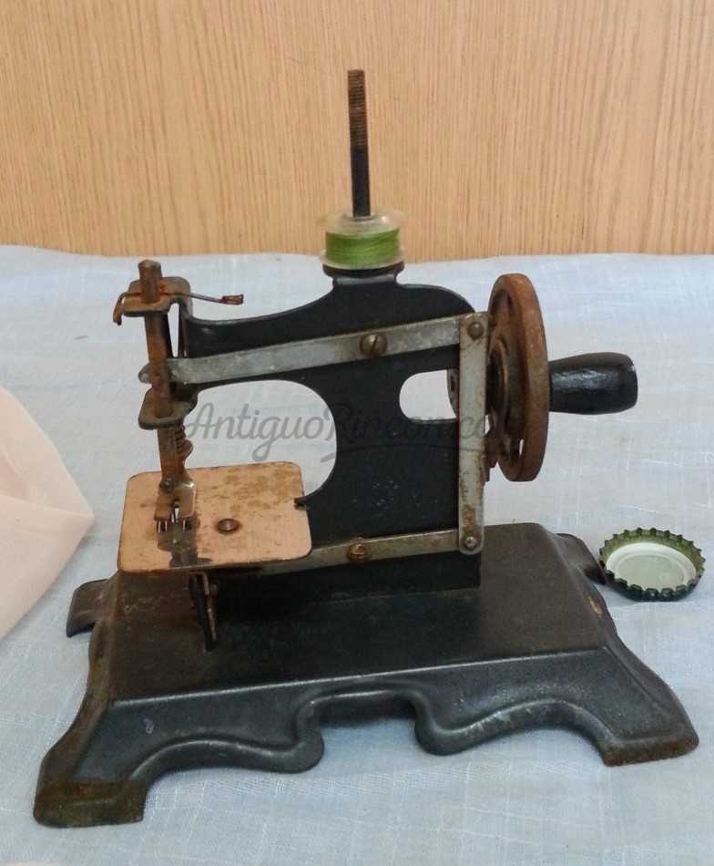 Máquina de coser de juguete. Años 40