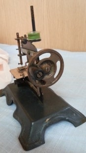 Máquina de coser de juguete. Años 40