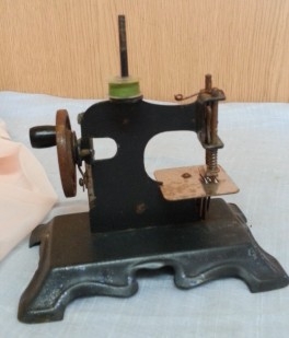 Máquina de coser de juguete. Años 40
