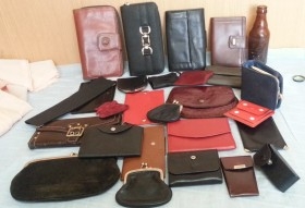 Monederos y carteras de mano. Cantidad y variedad para comprar o alquilar.