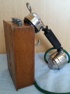 Teléfono centenario. Carcasa de madera. Origen parisino.