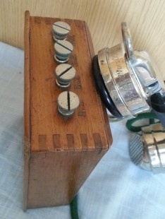Teléfono centenario. Carcasa de madera. Origen parisino.