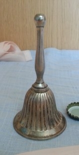 Campanilla de mesa. Estilo vintage. Metal plateado.