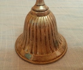 Campanilla de mesa. Estilo vintage. Metal plateado.